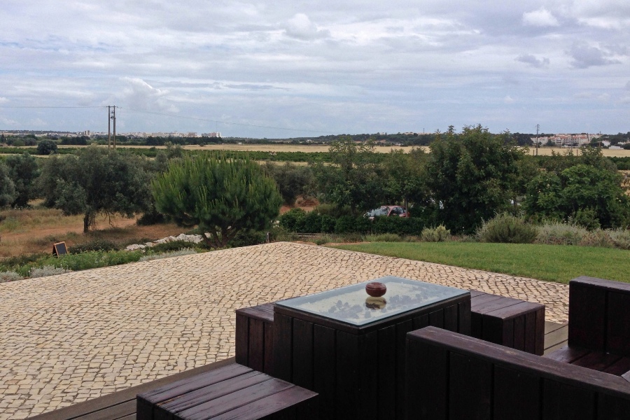 Het terras bij ons kindvriendelijke hotel Portugal