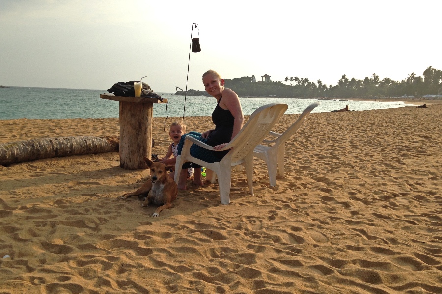 Heerlijk op het strand van Sri Lanka met peuter