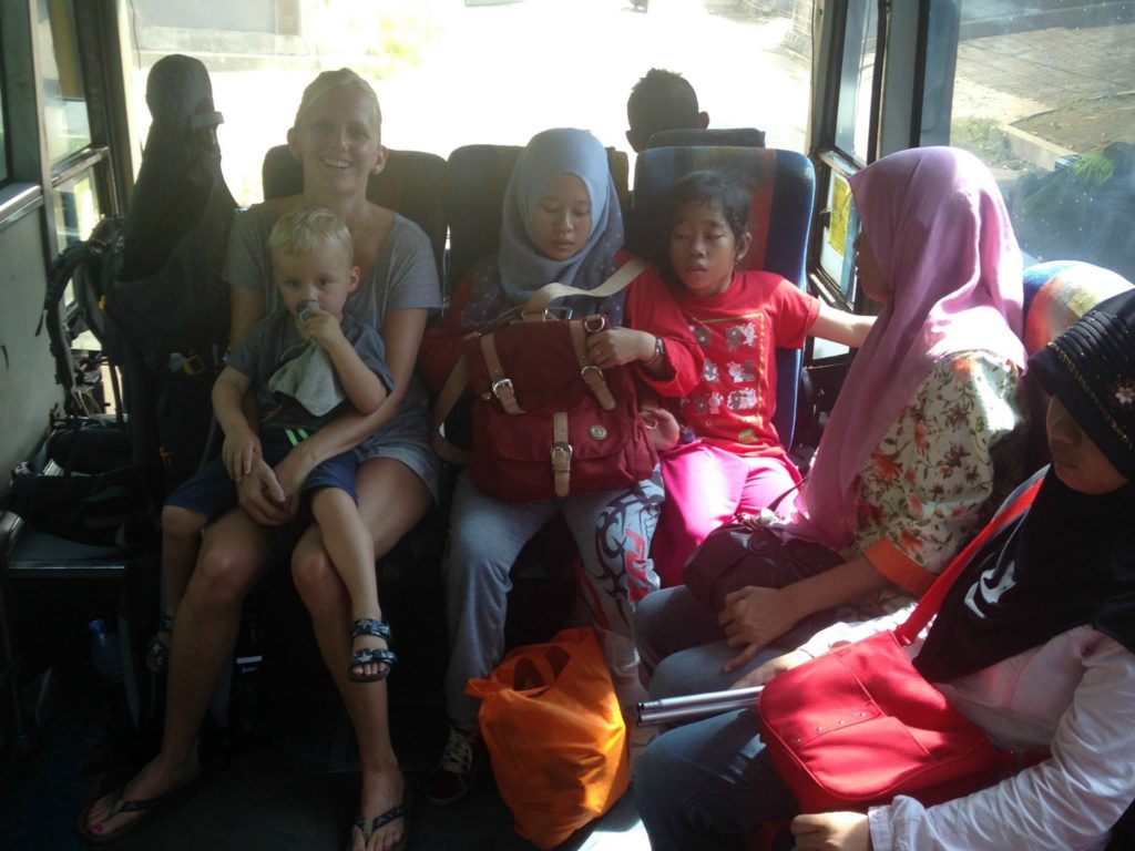 Met de bus! Prima te doen in Yogyakarta met kinderen