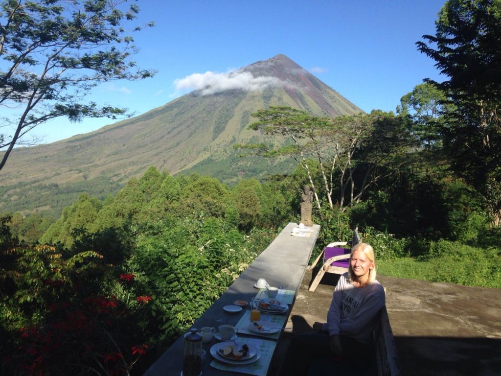 Ontbijten met uitzicht op de vulkaan