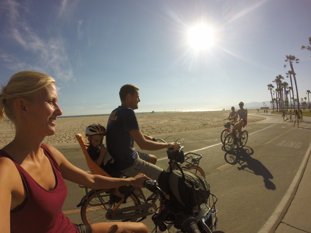 fietsen langs het strand in Los Angeles