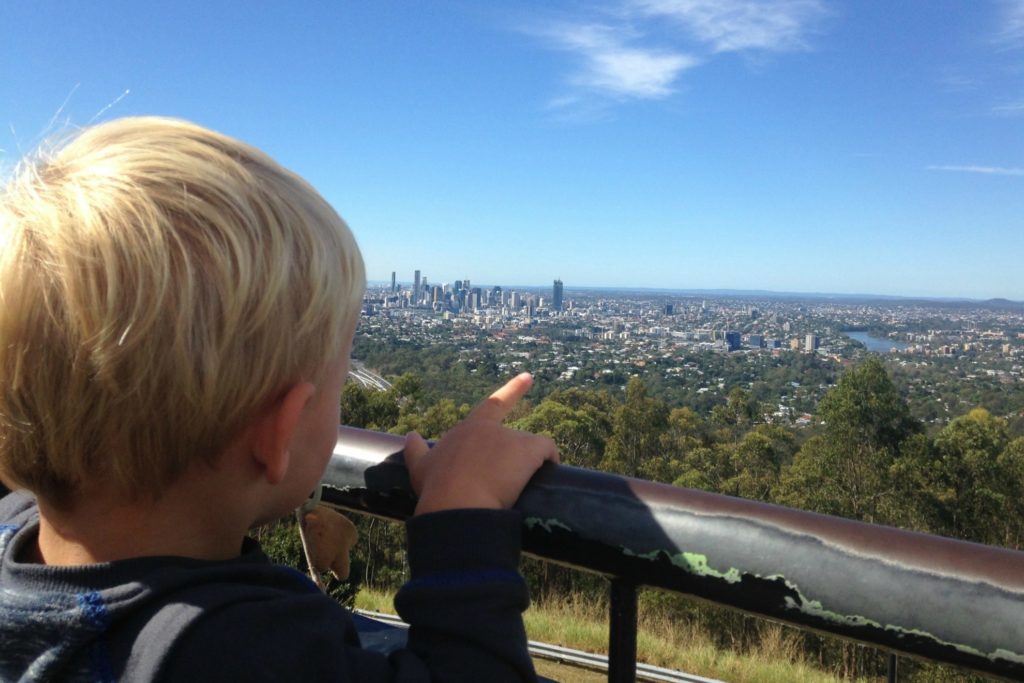 Uitzicht over Brisbane met kinderen