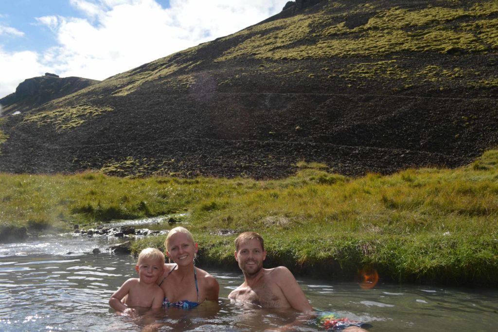 zwemmen in hot river Reykjadalur in IJsland