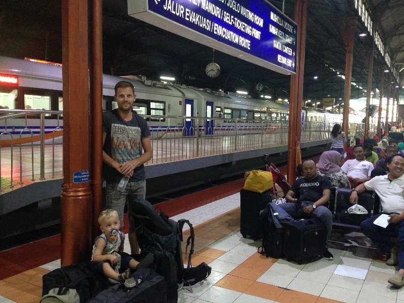 Wachten op het station, voordat we met de trein door Java reizen