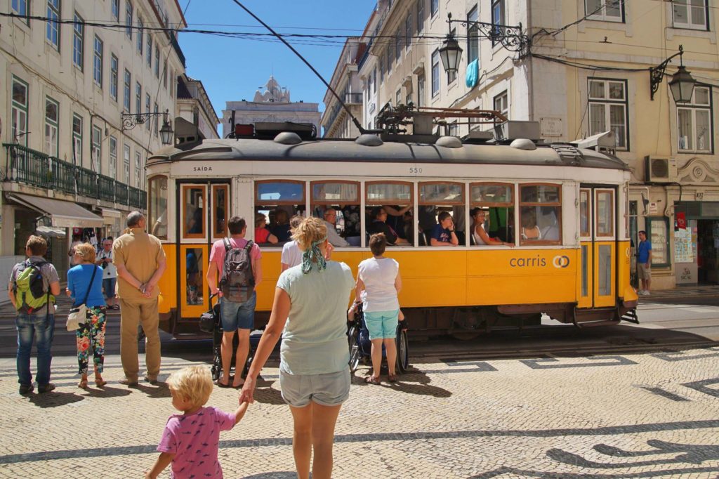 Reis met de bekende gele tram door Lissabon