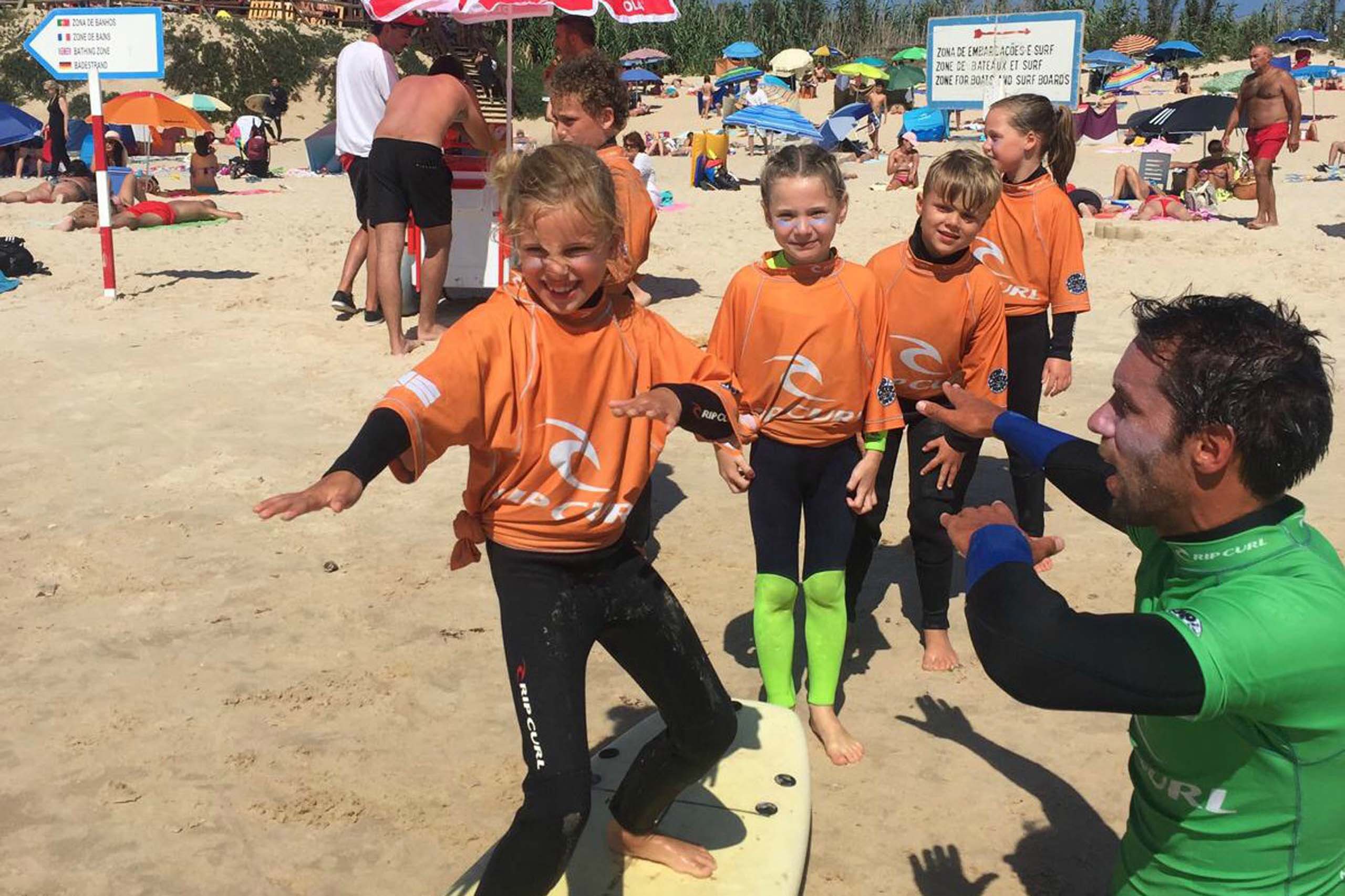 In dit kindvriendelijk hotel Portugal kun je zelfs een surfles volgen