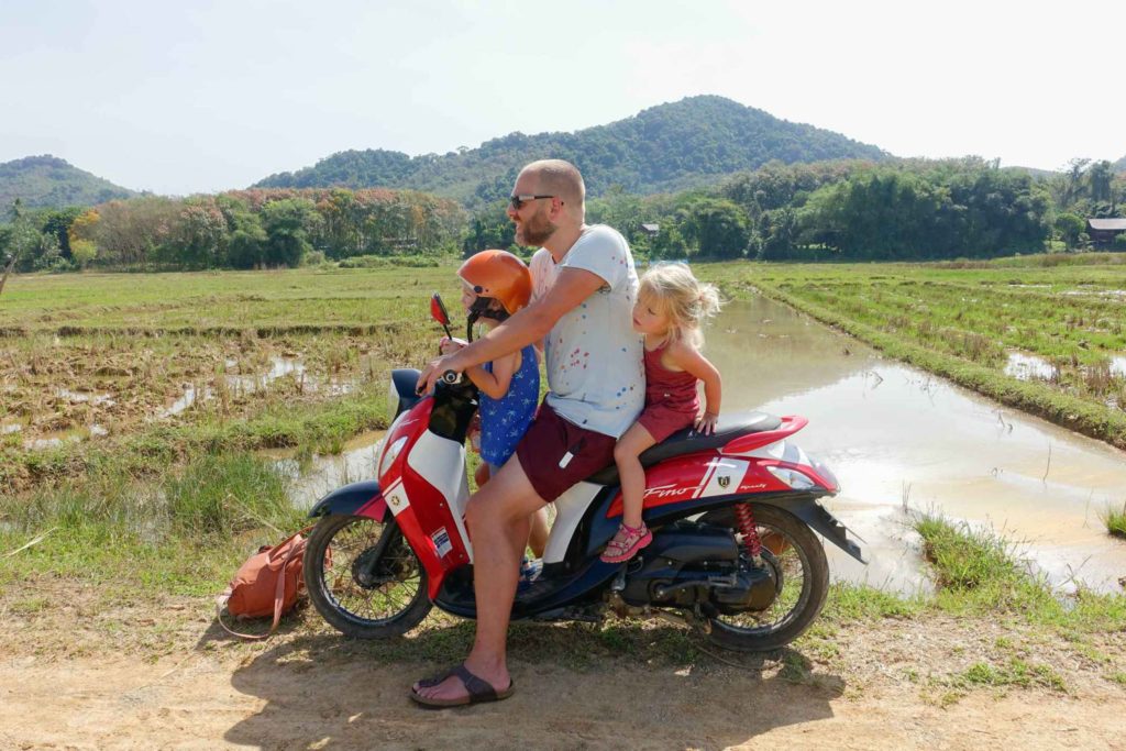 De manier om je te verplaatsen in Azië is op de scooter