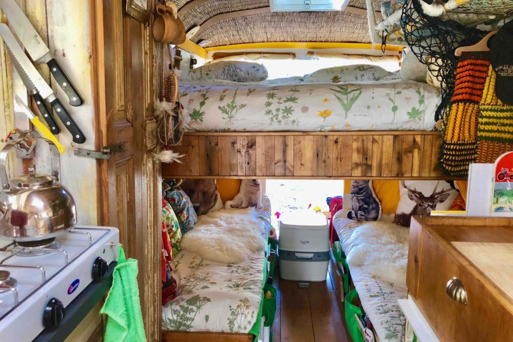 Als digital nomad met kinderen leef je in een camper als deze