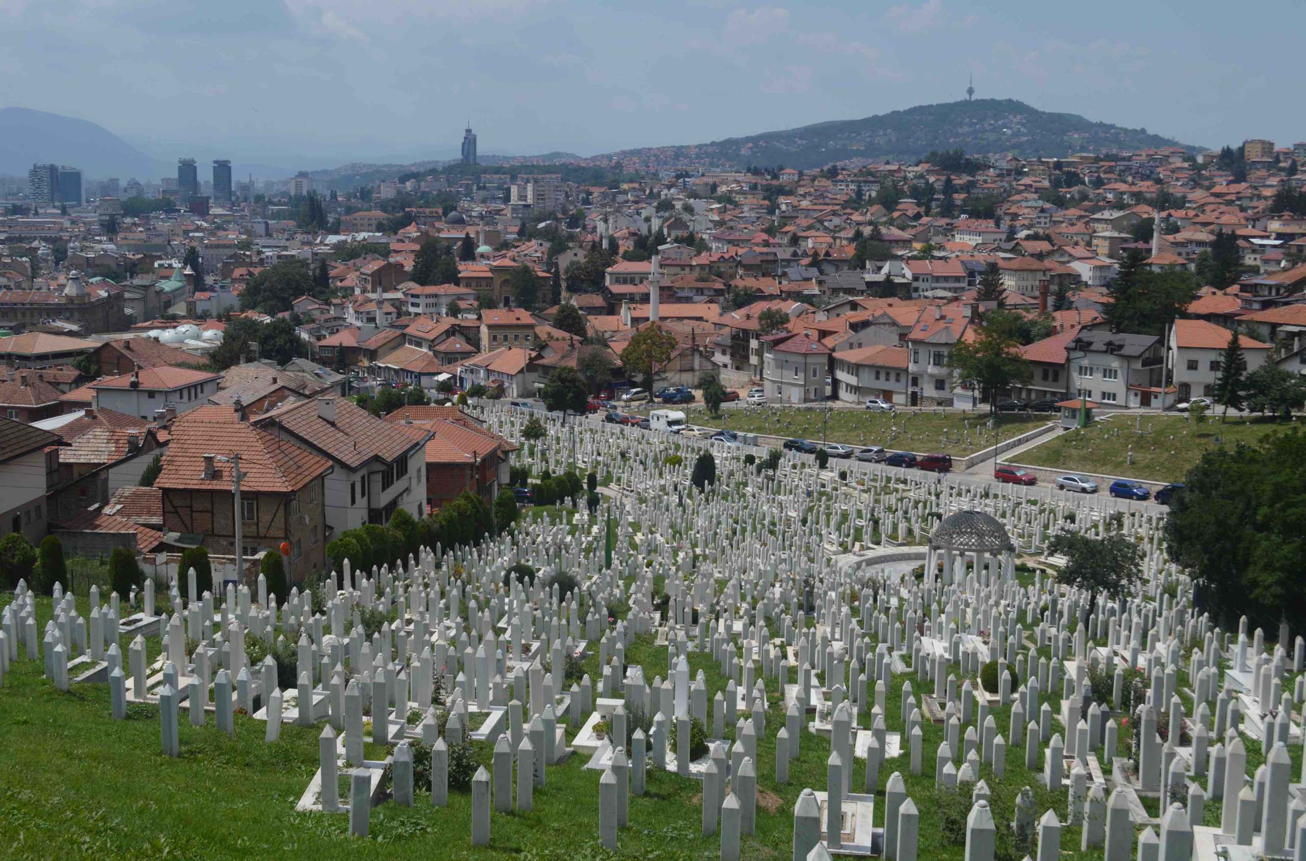 Tijdens onze camperreis door Bosnië komen we bij deze Islamitische begraafplaats