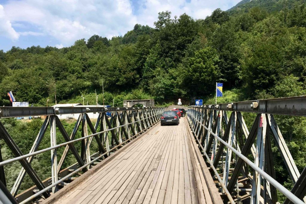 De grensovergang tijdens onze camperreis door Bosnië