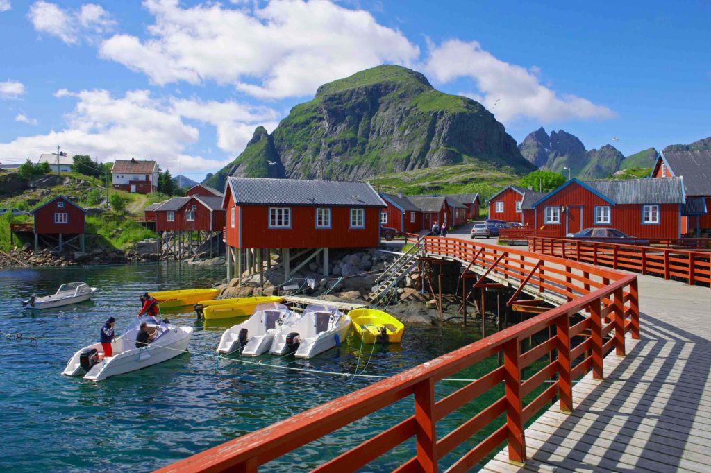 Bekend Scandinavisch plaatje: rode huisjes in het groen
