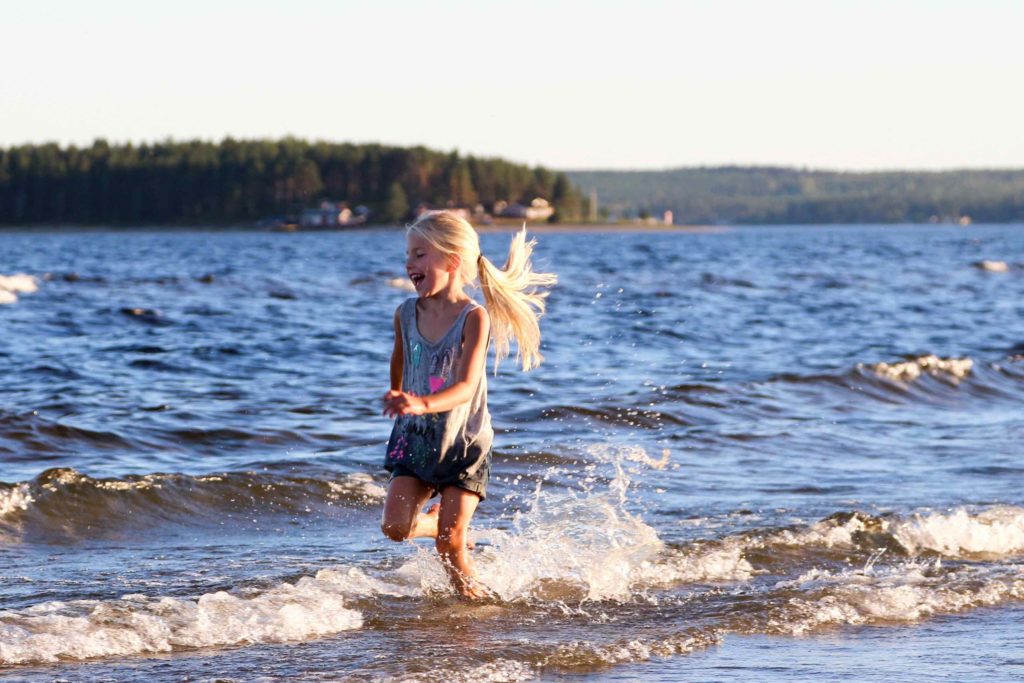 Bij mooi weer ga je heerlijk zwemmen in Lapland