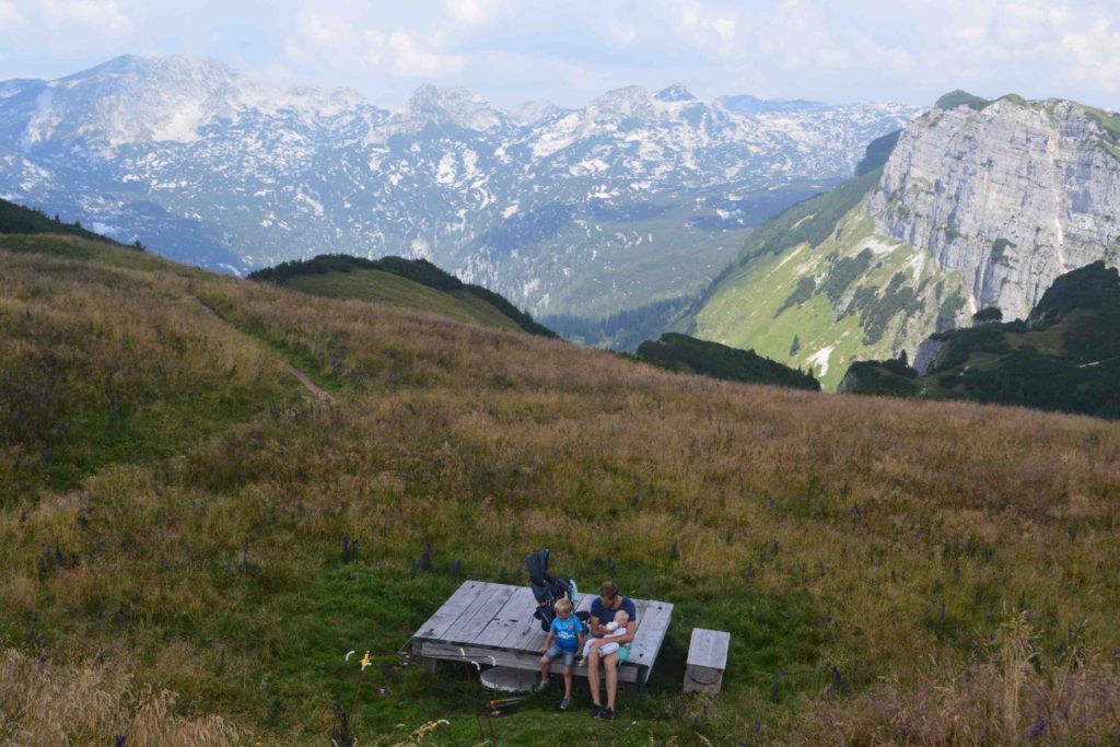 Picknicken en de fles tijdens onze camperreis door Oostenrijk met kinderen