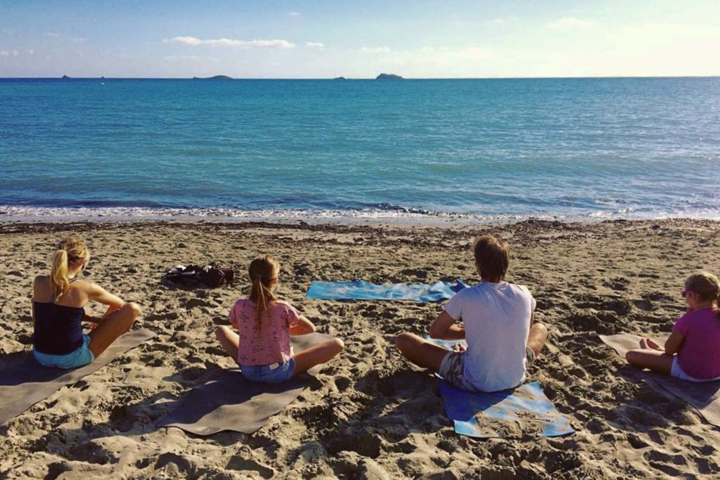 Strand, zon, zee. Dit is je familie yoga Ibiza retreat