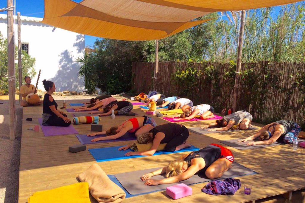 Lekker buiten tijdens je familie yoga retreat op Ibiza