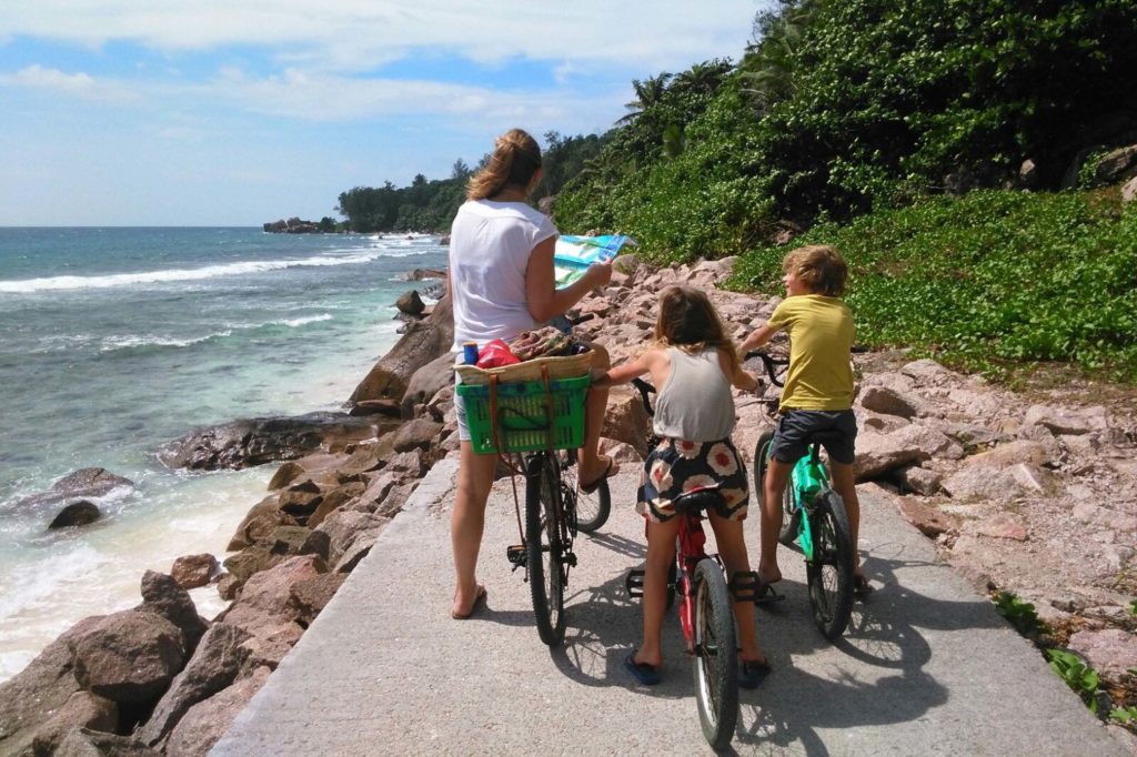 En als echte Hollanders huren we een fiets op de Seychellen met kinderen