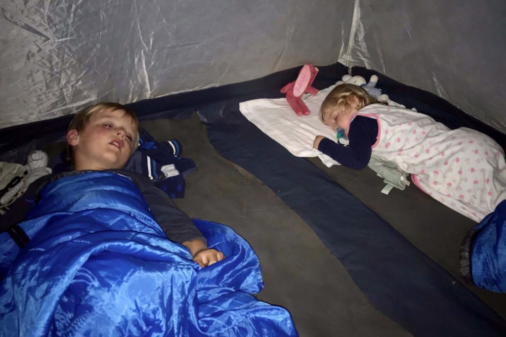 Lekker warm in je slaapzak tijdens het kamperen in Swaziland, want het koelt behoorlijk af.