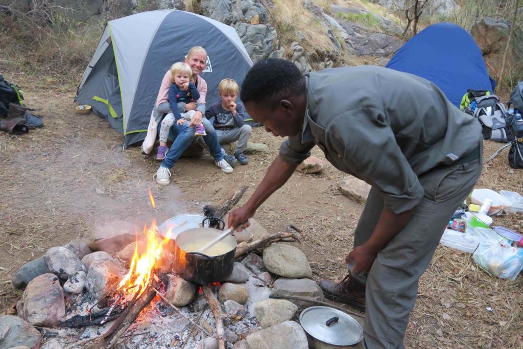 Kampvuurtje mag niet ontbreken tijdens het kamperen in Swaziland