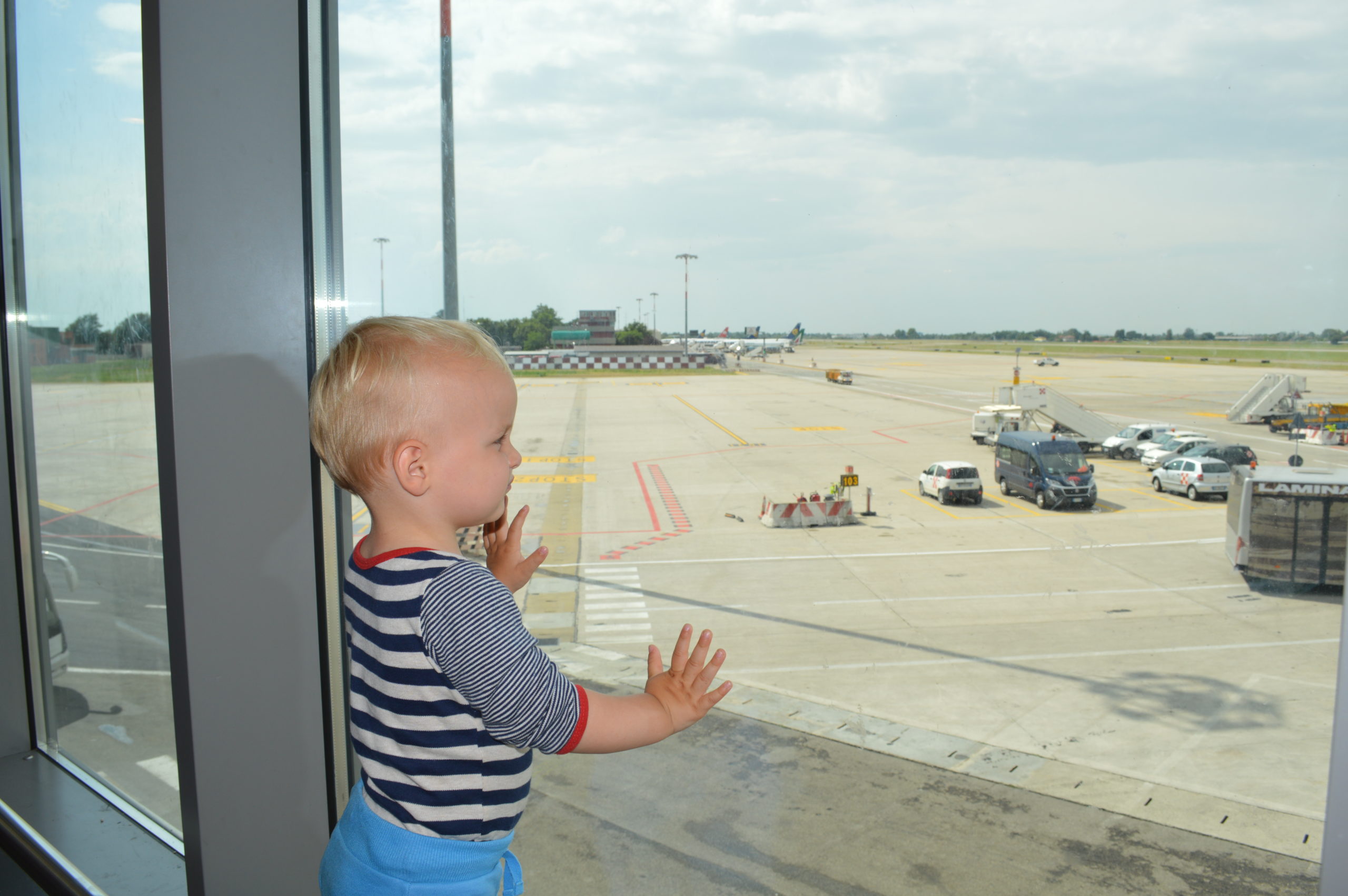 Vliegtuigen kijken voordat we gaan vliegen met kinderen