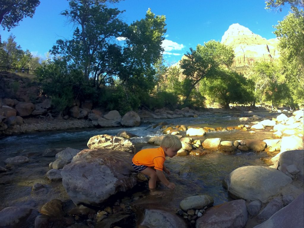 Tijdens de beste reistijd Amerika: pootje baden in een riviertje in Zion National Park