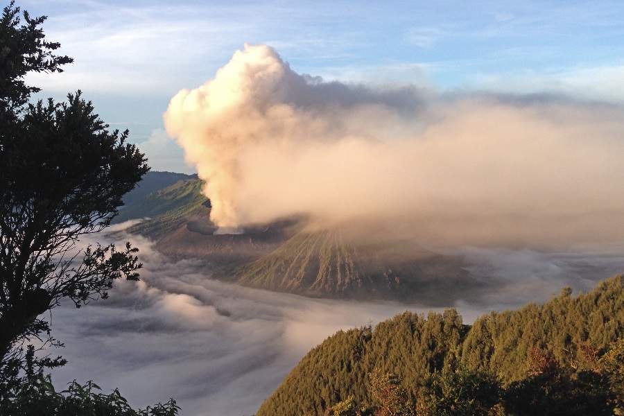Iets naar rechts is een rustiger uitzichtpunt op de Bromo vulkaan