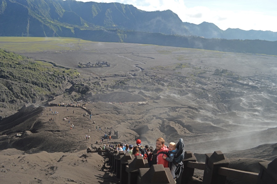 Pittig klimmetje naar de rand van de Bromo vulkaan met kinderen