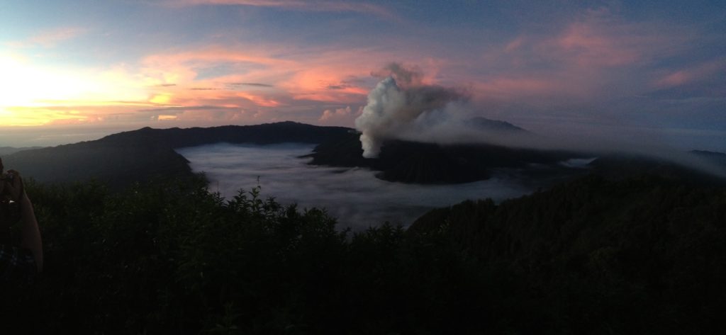 Bromo vulkaan met kinderen, zonsopkomst