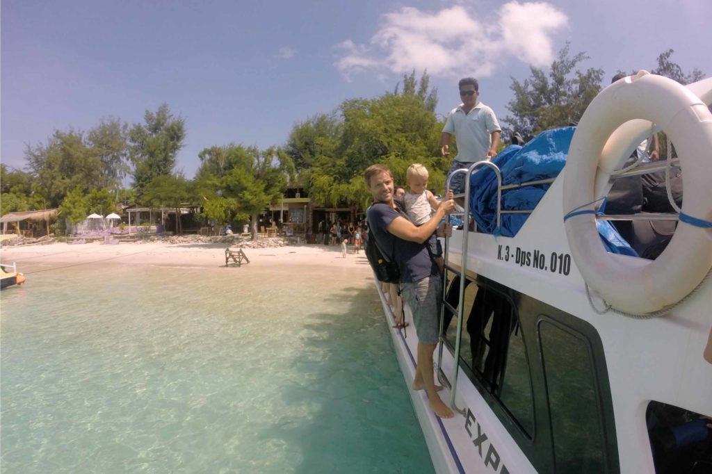 De aankomst op de Gili eilanden met kinderen: met je voeten in het water