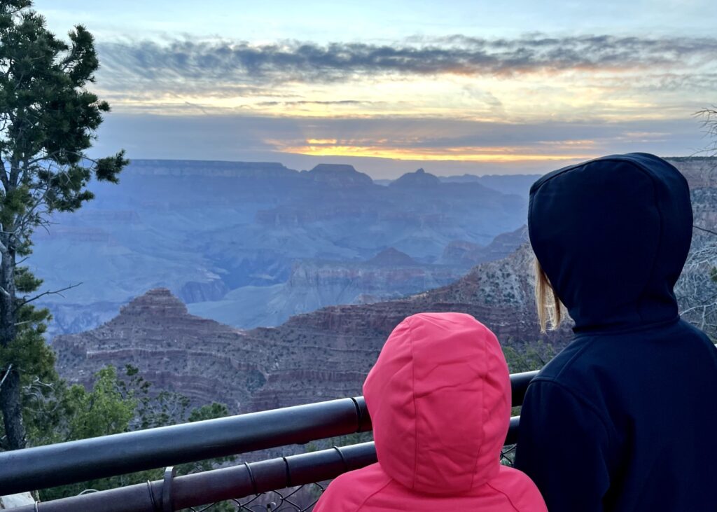 Zonsopkomst bij de Grand Canyon met kinderen, niet echt een succes. 