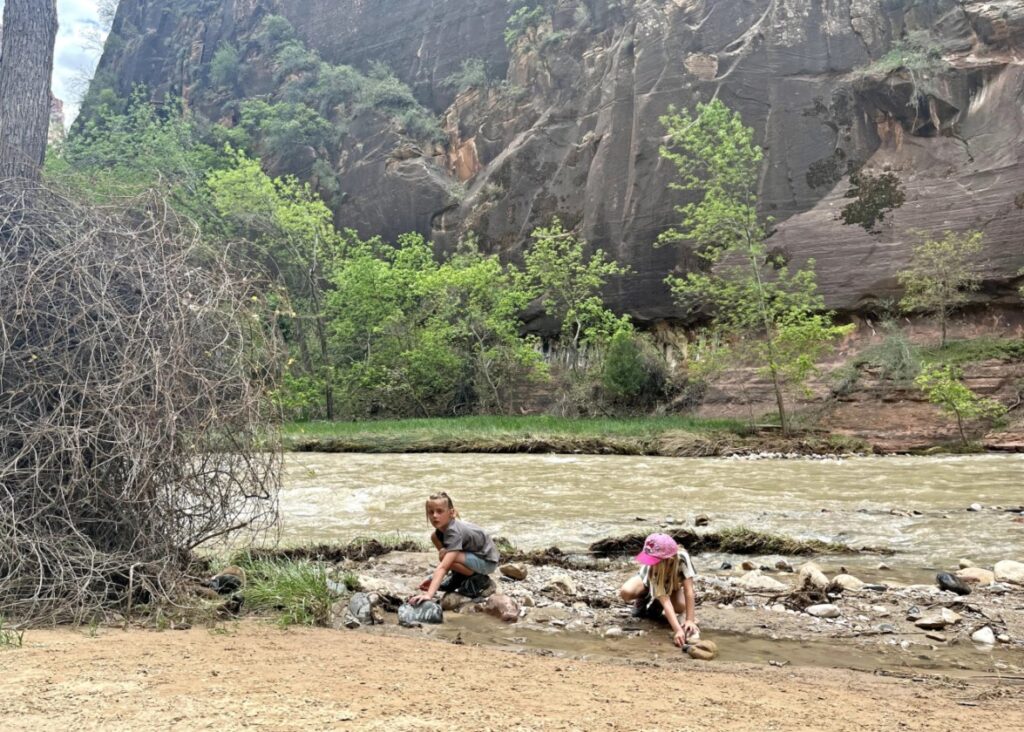 En je kunt heerlijk dammetjes bouwen in Zion National Park met kinderen