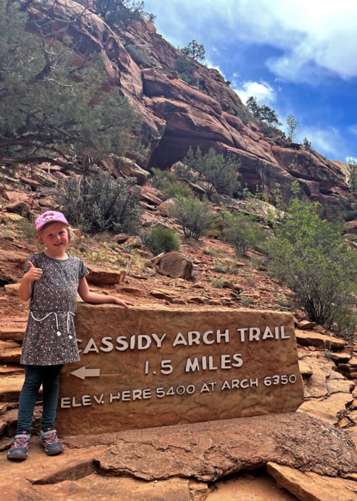 De Cassidy Arch trail is een pittig klimmetje, maar absoluut een aanrader in Capitol Reef met kinderen