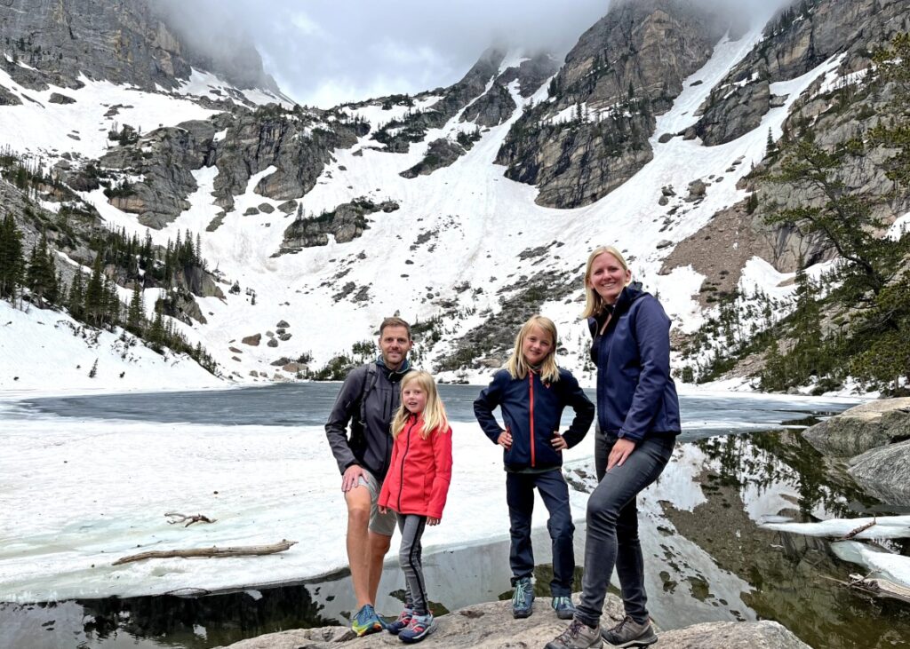 We staan in de sneeuw bij Rocky Mountains National Park met kinderen