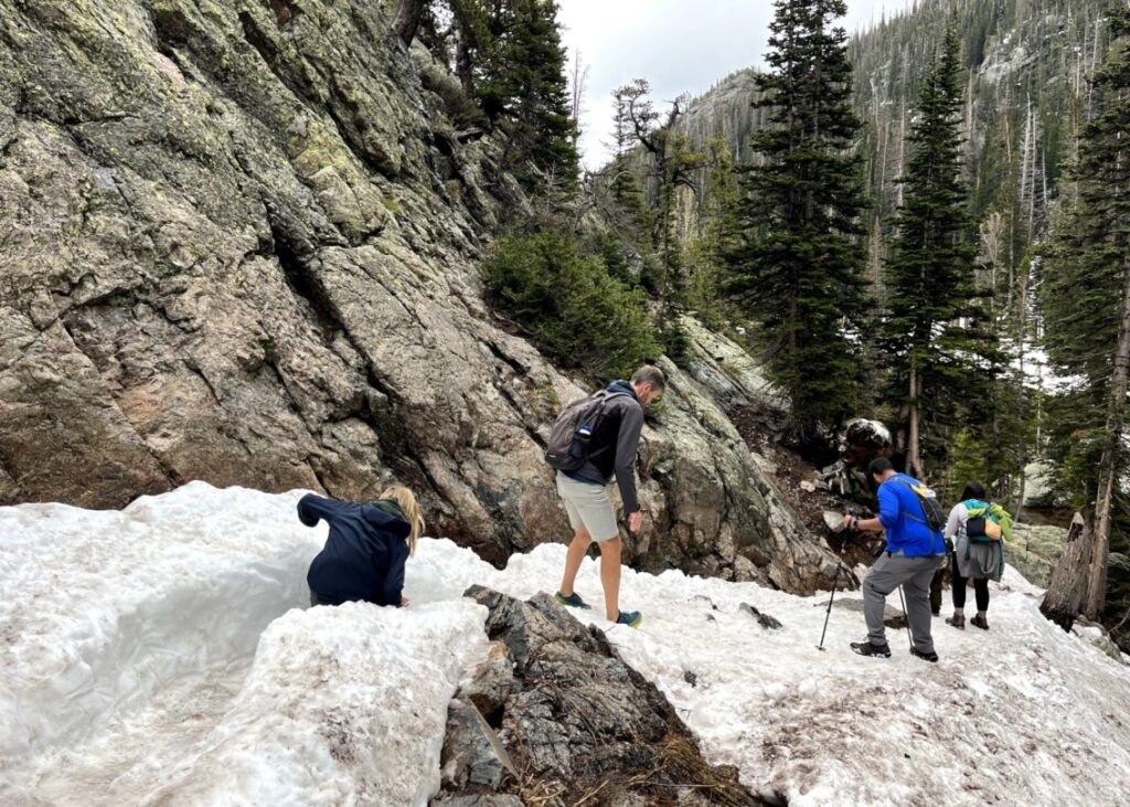 Rocky Mountains national park met kinderen is glibberen in de sneeuw... 