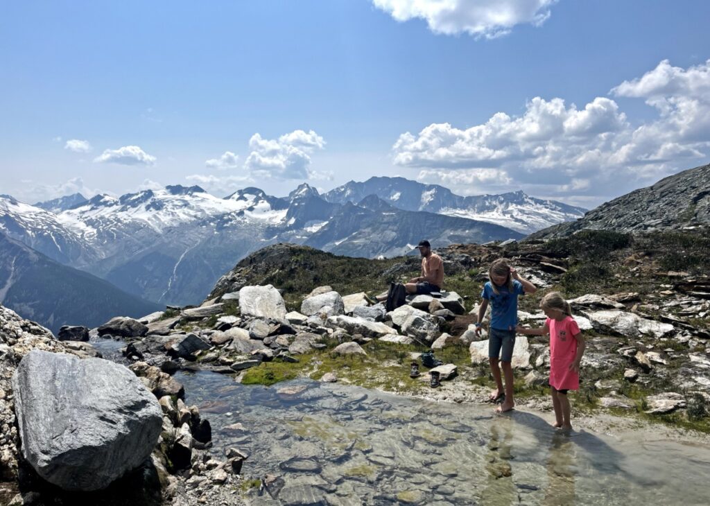 Zeg nou zelf: sneeuwtoppen, riviertje, zon. Dit is Glacier National Park in Canada