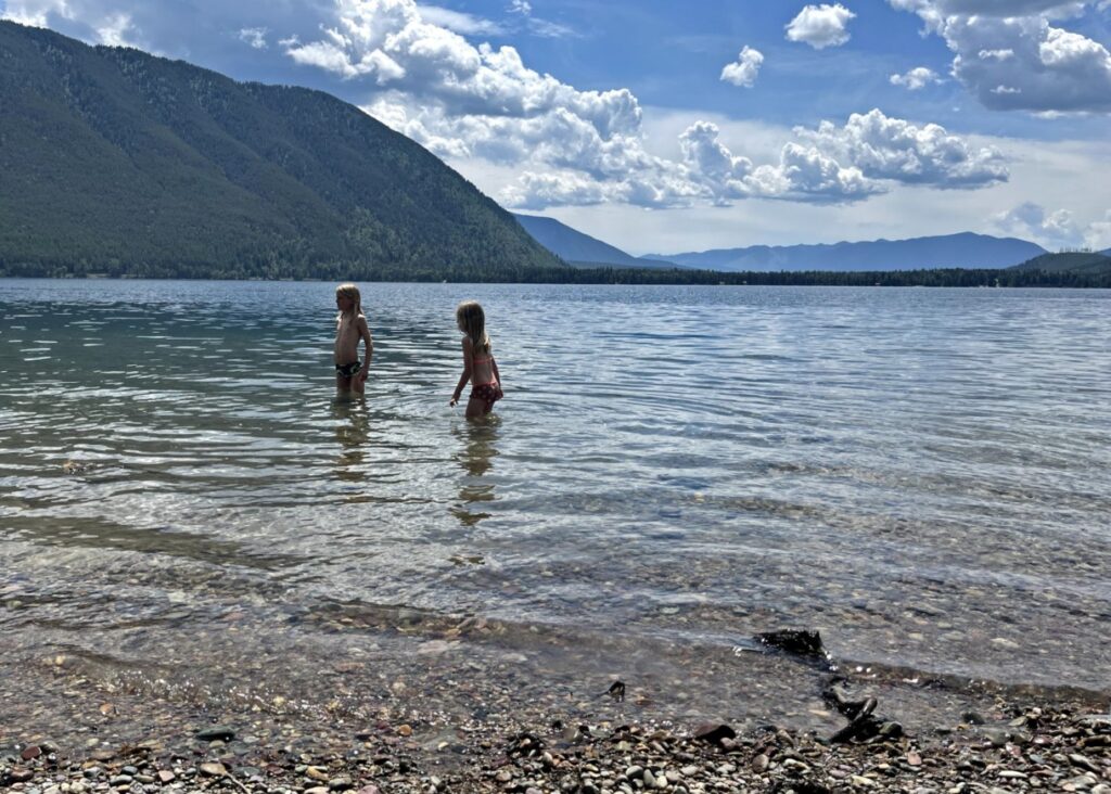 Bikkels hoor! een duik in het meer, ook dat hoort erbij in Glacier National Park met kinderen