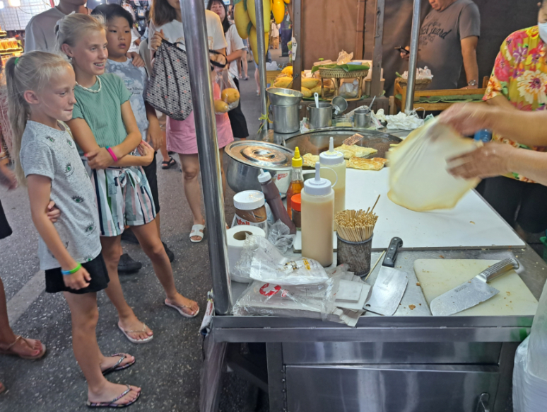In Bangkok met kinderen? Ga zeker eten op een avondmarkt