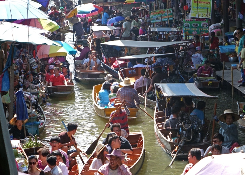 Vaar over een floating market wanneer je in Bangkok met kinderen bent.