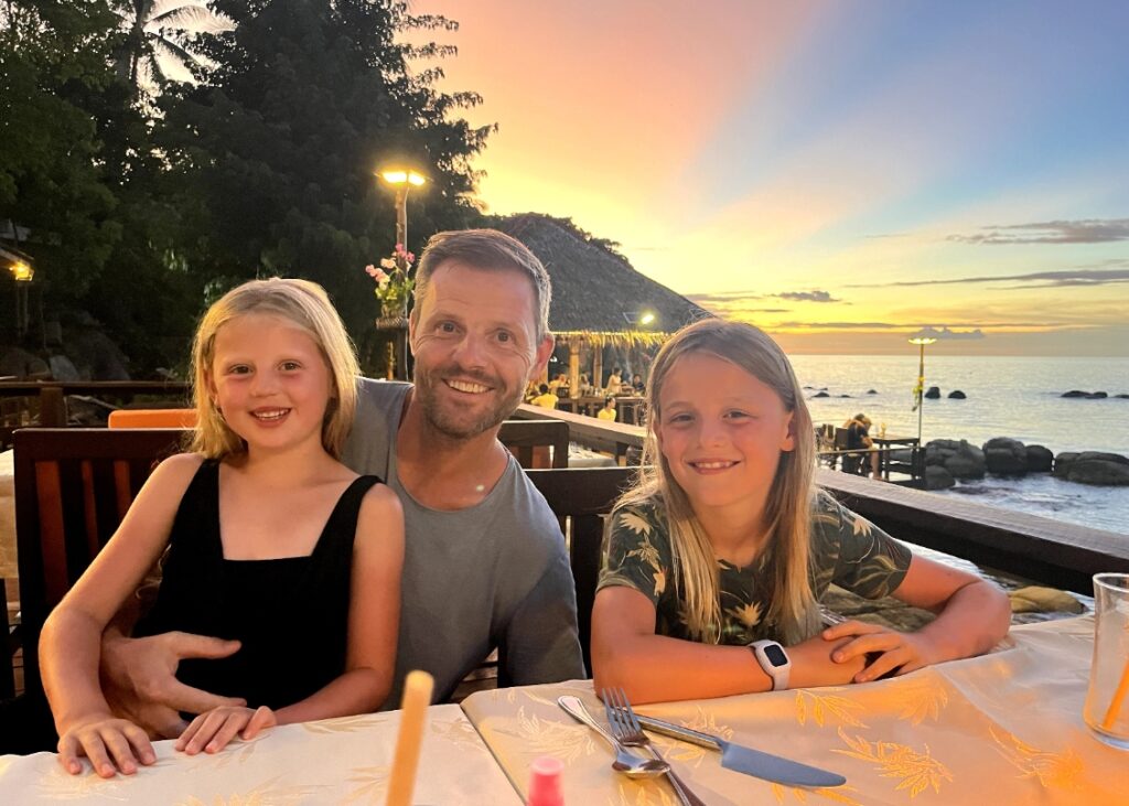 koh Tao met kinderen, eten op het strand