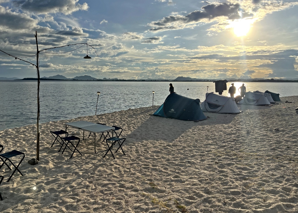 Thailand; slapen op een onbewoond eiland - tentjes