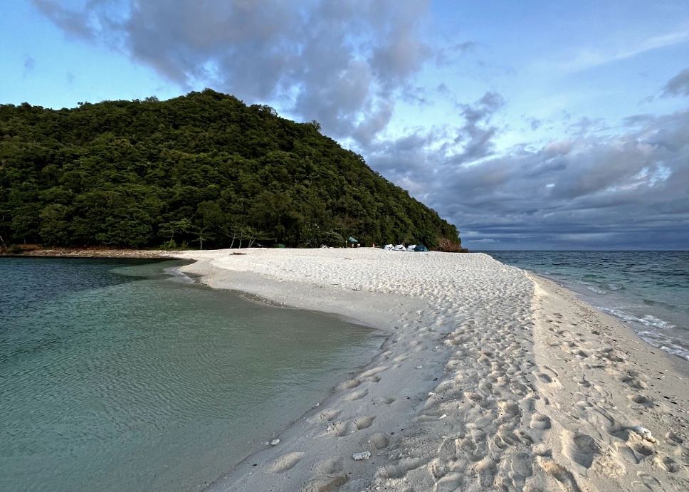 Thailand; slapen op een onbewoond eiland - verlaten strand