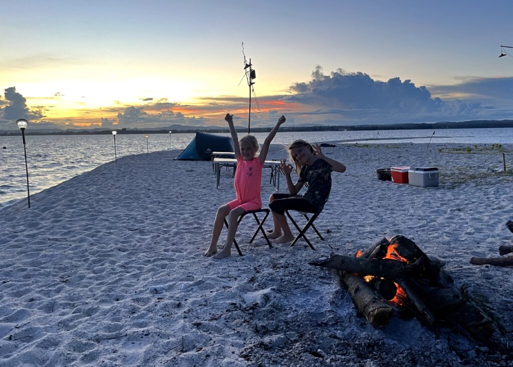 Thailand; slapen op een onbewoond eiland - kampvuur