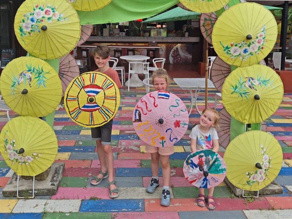gezinsinterview: reizen met kinderen in Amerika en Azië. Parasolletjes beschilderen in Thailand.