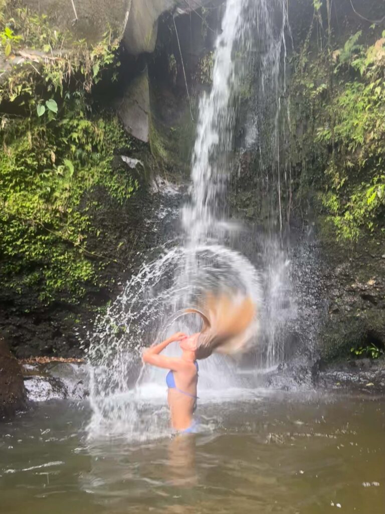 Borneo met kinderen - alleen bij de waterval