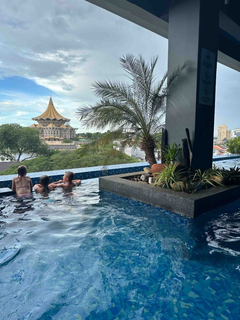 Borneo met kinderen - infinity pool 