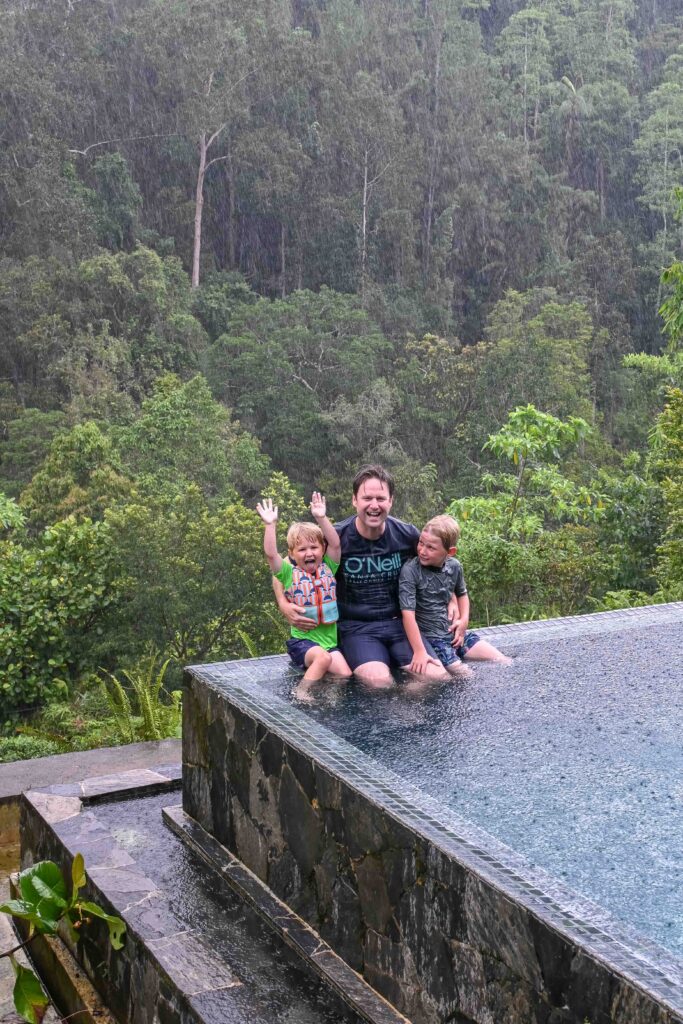 Rondreis Sri Lanka met kinderen - zwemmen in de regen