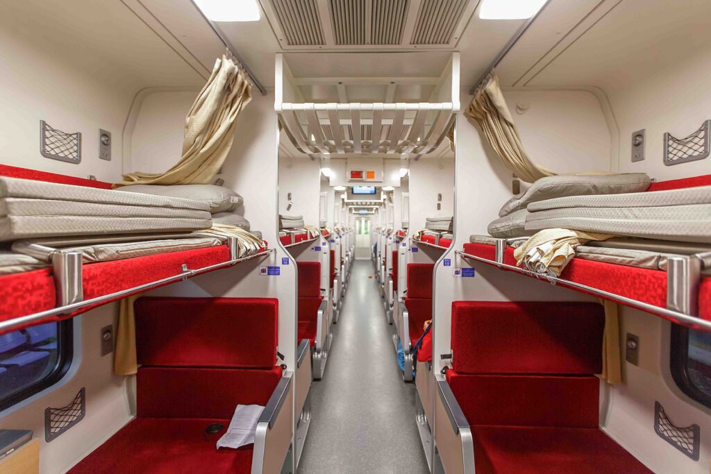 De tweede klas nachtrein in Thailand. Leuk met kinderen. 