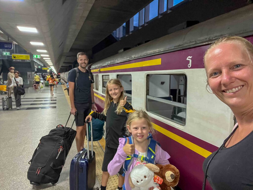 Klaar voor de nachttrein door Thailand met kinderen