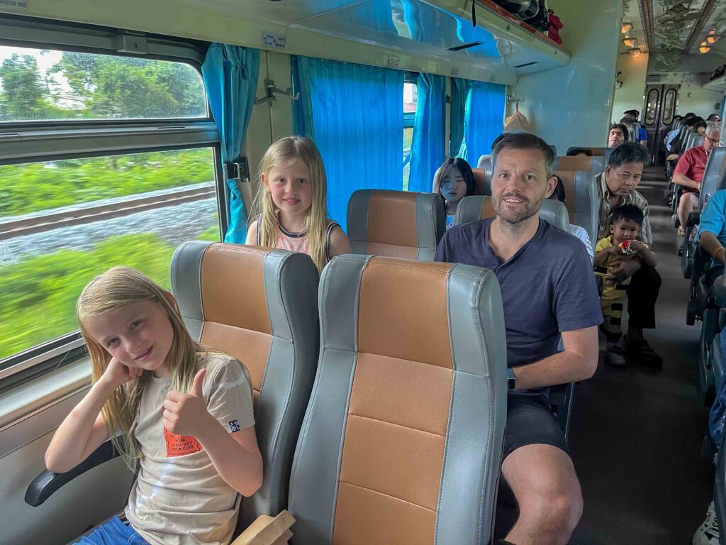 Met de dagtrein door Thailand met kinderen