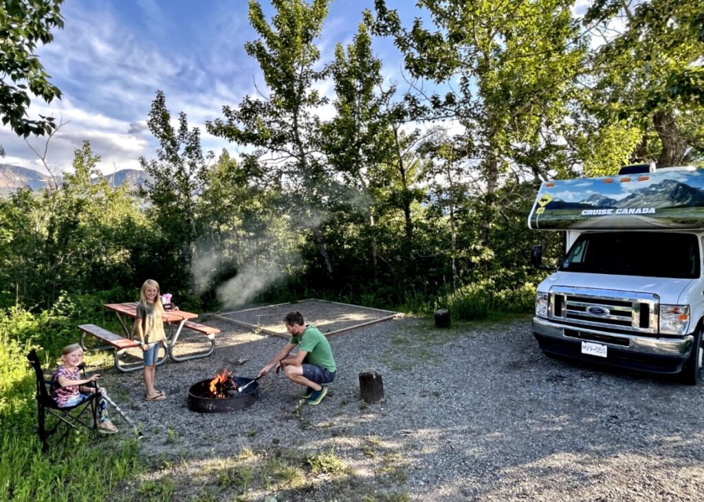 Huurcamper ophalen in Amerika of Canada; kampvuur op de camping