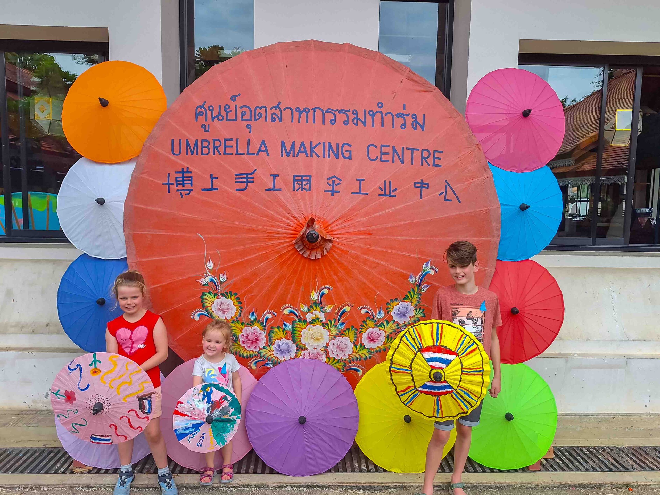 Chiang Mai met jonge kinderen; parasolletje schilderen